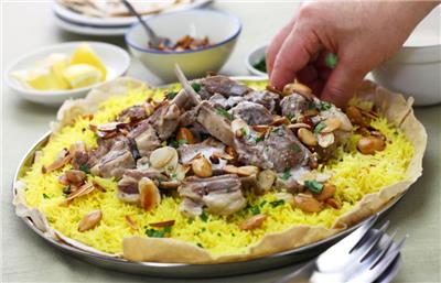 تشتهر عرعر طبق من الأرز واللحم مع السمن البري مع خبز الصاج