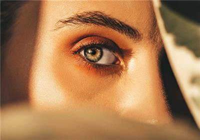 نظرات العيون كيف نفسرها - لغة العيون