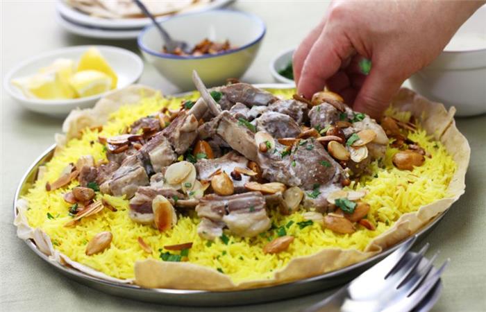 تشتهر عرعر طبق من الأرز واللحم مع السمن البري مع خبز الصاج